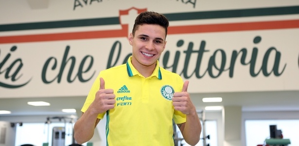 Raphael Veiga, 21 anos, posa com a camisa do Palmeiras