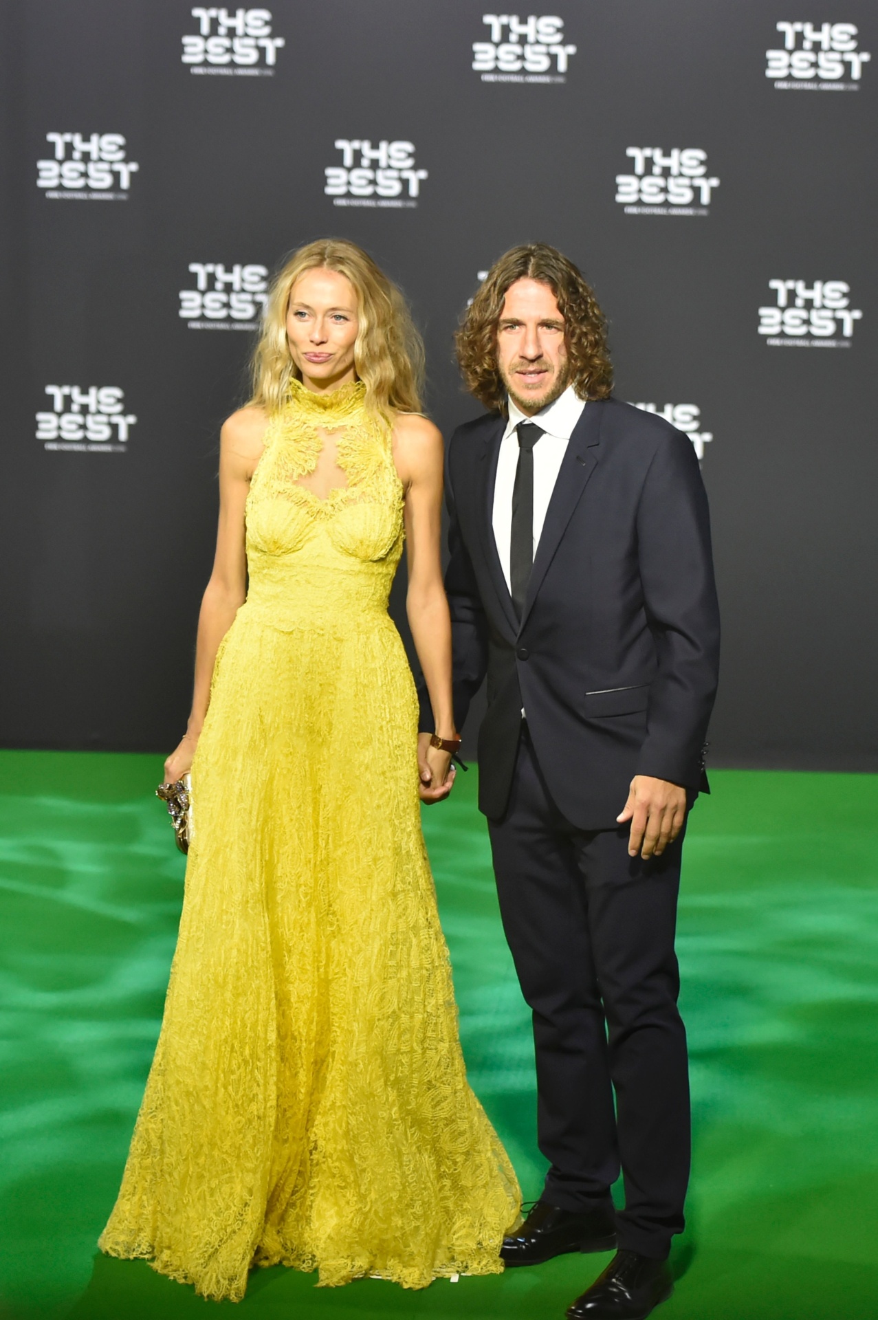 Puyol chega à cerimônia de Melhor do mundo da Fifa com sua esposa Vanessa Lorenzo - AFP PHOTO / MICHAEL BUHOLZER