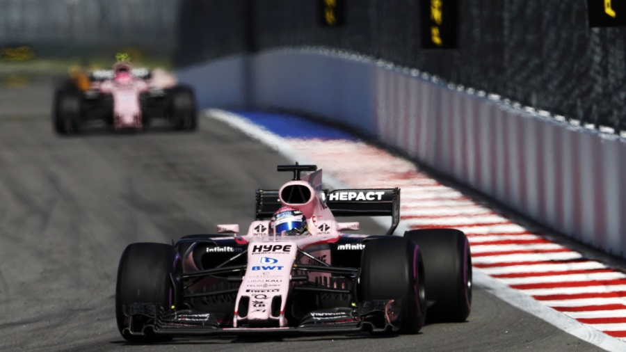 Sergio Perez, da Force India, seguido pelo companheiro Esteban Ocon - Xinhua/Rex Shutterstock/ZUMAPRESS