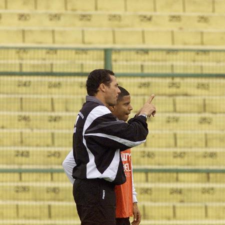 Vanderlei Luxemburgo conversa com Marcelinho Carioca durante treino do Corinthians em 1998 - Giandalia, Paulo/TBA