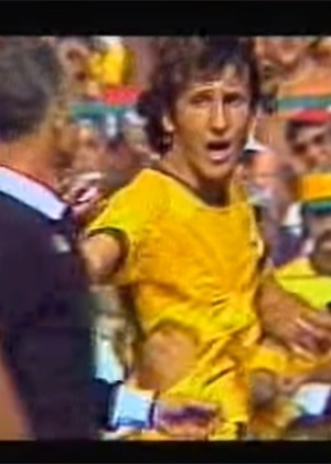 Zico reclama com Klein após ter a camisa rasgada - Reprodução TV Sfide - Reprodução TV Sfide