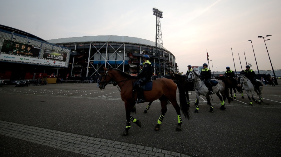 Polícia fora do Feijenoord Stadion antes de Feyenoord x Shakhtar Donetsk - Dean Mouhtaropoulos/Getty Images