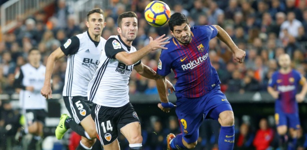 Gayá, do Valencia, disputa bola com Suárez, do Barcelona - Heino Kalis/Reuters - Heino Kalis/Reuters