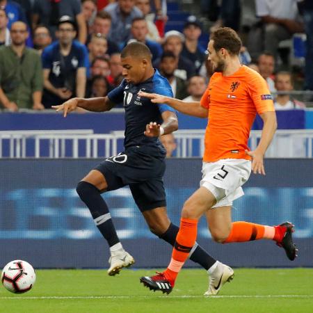 Mbappé em ação na partida entre França e Holanda pela Liga das Nações - CHARLES PLATIAU/REUTERS