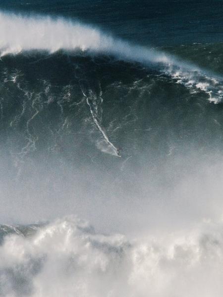 Brasileiro Rodrigo Koxa desce onda em Nazaré que lhe rendeu prêmio pela maior onda já surfada na história - Reprodução/Twitter WSL/Pedro Cruz