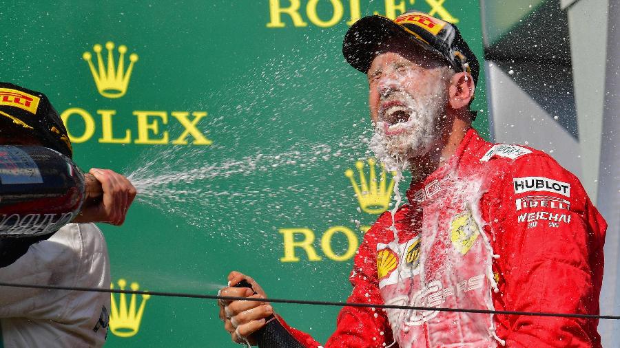 Vettel curte champanhe após garantir terceiro lugar no pódio na Hungria - Andrej ISAKOVIC / AFP