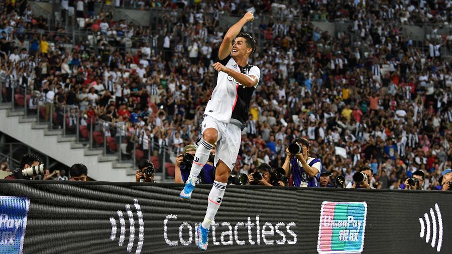 Cristiano Ronaldo comemora após marcar para a Juventus contra o Tottenham - Thananuwat Srirasant/Getty Images