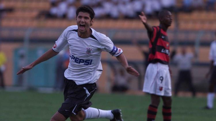 Andrezinho (ao fundo) durante sua passagem pelo Flamengo: tempos difíceis na Gávea - Joao Wainer / Folha Imagem