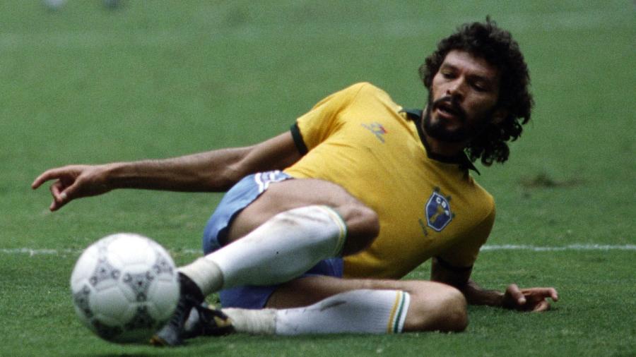21.jun.1986 - Sócrates disputa bola contra a França na Copa do Mundo do México em 1986 - Bongarts/Getty Images