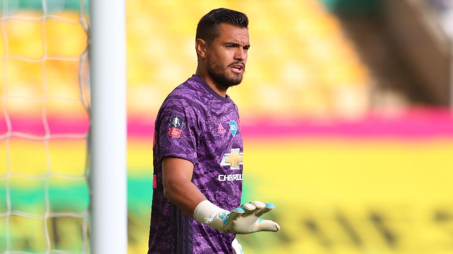  O goleiro argentino Sergio Romero atualmente está entre os reservas do Manchester United - Catherine Ivill/Pool via REUTERS