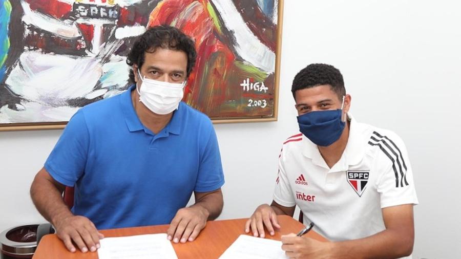 Gabriel Sara, meio-campista do São Paulo, renova contrato até abril de 2024 - Rubens Chiri / saopaulofc.net