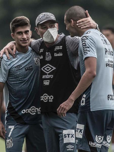 Técnico Ariel Holan conhece os jogadores do Santos no CT Rei Pelé - Divulgação/Santos
