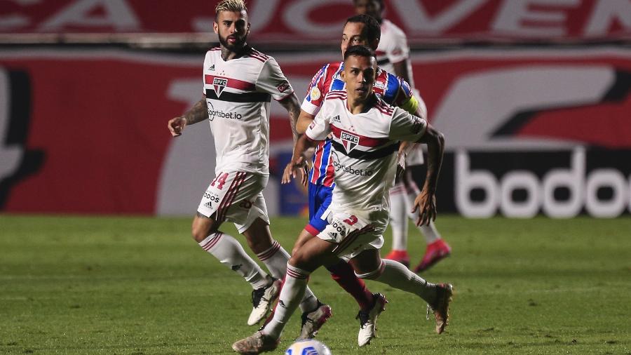 Igor Vinícius, lateral do São Paulo, conduz a bola na partida contra o Bahia, no Morumbi, pelo Brasileirão 2021 - Ettore Chiereguini/Ettore Chiereguini/AGIF