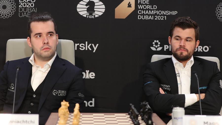 O russo Ian Nepomniachtchi e o norueguês Magnus Carlsen na abertura do Mundial de Xadrez - Divulgação Fide