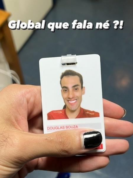 Douglas Souza com crachá global - Reprodução