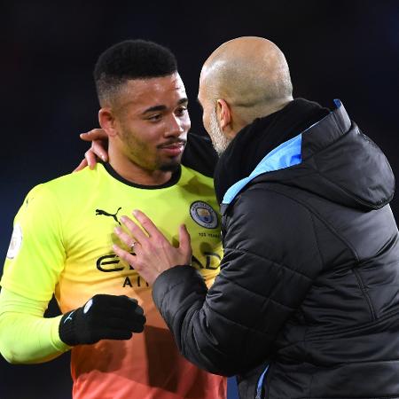 Gabriel Jesus e Pep Guardiola conversando durante partida do Manchester City - Laurence Griffiths/Getty