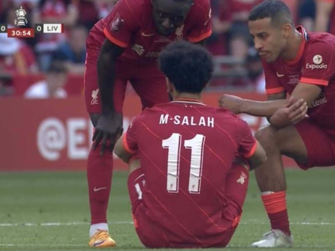 Salah lesiona ombro e chora ao deixar final; veja fotos e vídeo