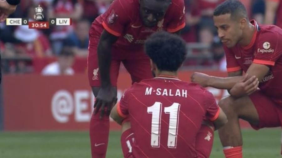 Salah deixou a final da Copa da Inglaterra, contra o Chelsea, ainda no primeiro tempo após sentir lesão  - Reprodução