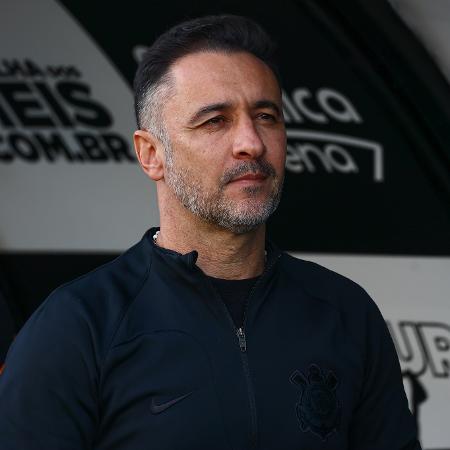 O técnico Vítor Pereira no banco de reservas para Corinthians x São Paulo, pelo Brasileirão 2022 - Marcello Zambrana/AGIF