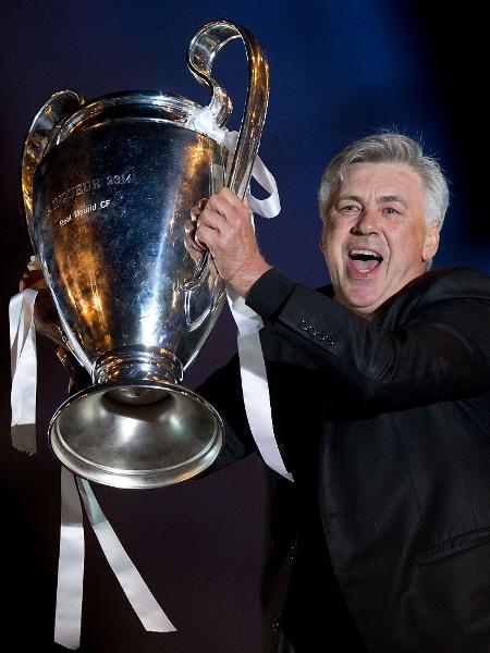 Carlo Ancelotti levanta taça da Champions League conquistada pelo Real Madrid