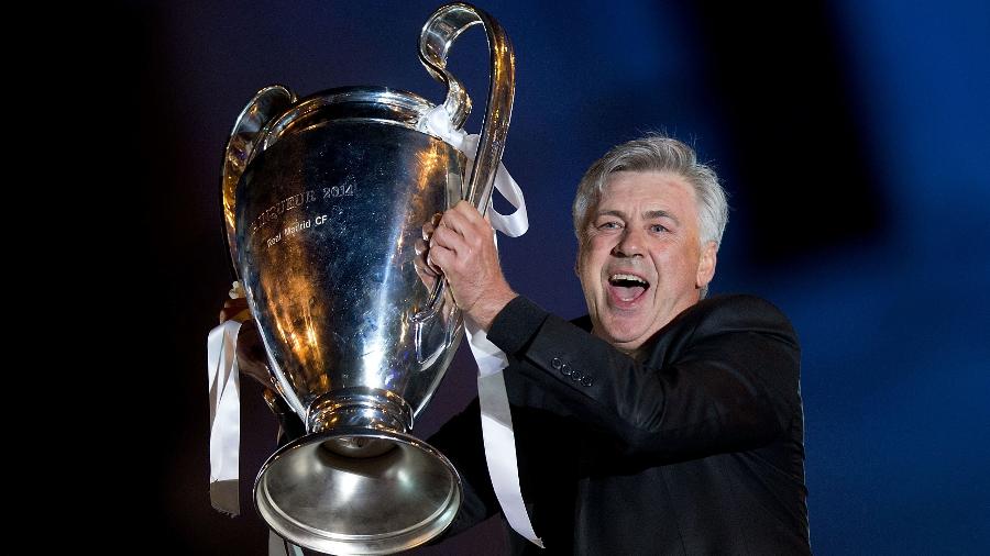 Carlo Ancelotti levanta taça da Champions League conquistada pelo Real Madrid - Gonzalo Arroyo Moreno/Getty Images