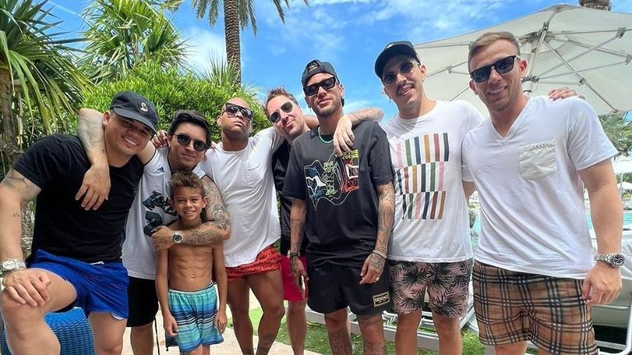 Neymar posa para foto com os parças em hotel de Miami, nos Estados Unidos - Reprodução/Instagram