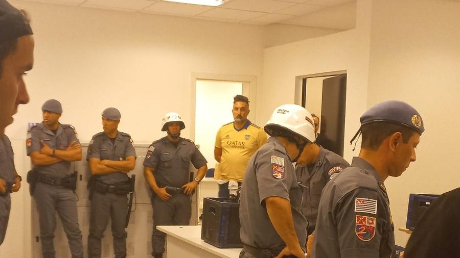 Um dos torcedores do Boca Juniors detidos durante jogo na Neo Química Arena; nomes são mantidos sob sigilo - Yago Rudá/UOL