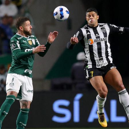 Zé Rafael e Hulk disputam a bola pelo alto em Palmeiras x Atlético-MG, jogo da Libertadores