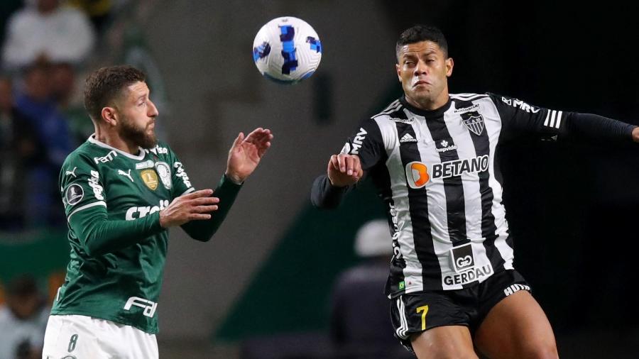 Zé Rafael e Hulk disputam a bola pelo alto em Palmeiras x Atlético-MG, jogo da Libertadores - Amanda Perobelli/Reuters
