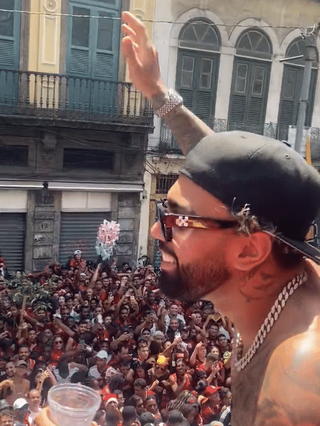 Gabigol comandou a festa do Flamengo em desfile em carro aberto pelo Centro do Rio de Janeiro - Reprodução/Twitter