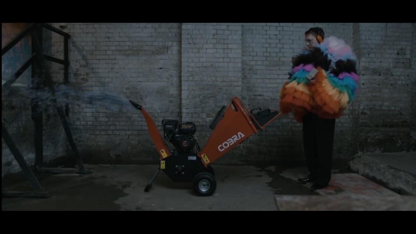 Comediante britânico Joe Lycett triturou 10 mil libras em protesto contra a relação de Beckham com o Qatar - undefined