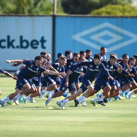 Jogadores do Grêmio durante treinamento; chuteira rosa não será mais permitida - LUCAS UEBEL/GREMIO FBPA