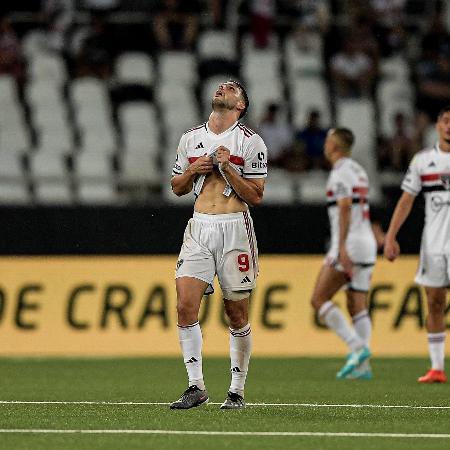 Calleri lamenta durante derrota do São Paulo para o Botafogo, fora de casa, no Brasileirão