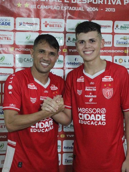 Márcio Mossoró e o filho, Nikolas, em seu último jogo oficial da carreira - Divulgação/Potiguar