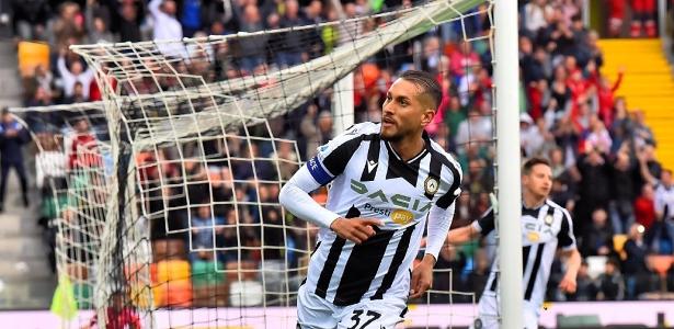 Grêmio consulta meia Roberto Pereyra, ex-alvo do Palmeiras, para reforçar elenco.