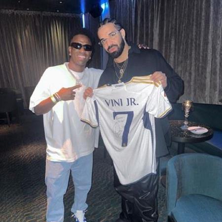 Vini Jr. entrega camisa autografada do Real Madrid ao rapper Drake