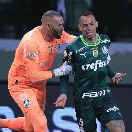 Weverton segura Breno Lopes após o atacante marcar o gol da vitória do Palmeiras sobre o Goiás