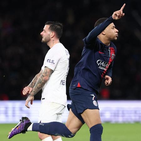 Mbappe, do PSG, celebra gol contra o Toulouse, pela Supercopa da França