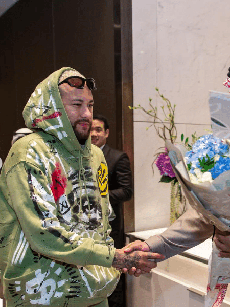 Neymar volta ao Al-Hilal e é recebido com flores - Divulgação