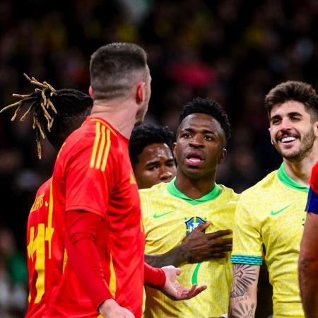 Vini Jr. discute com Laporte durante amistoso entre Brasil e Espanha