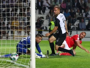 Corinthians corre contra o tempo para acertar chegada de Arthur Cabral