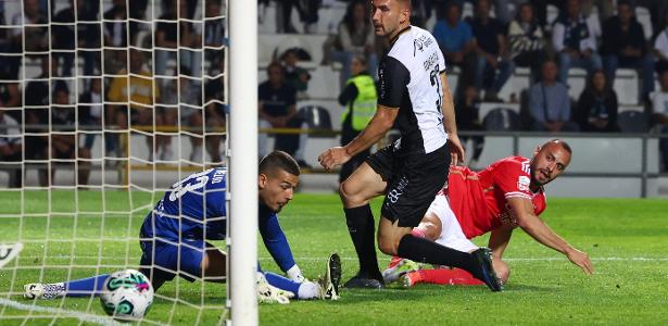 Corinthians busca acerto rápido para contratar Arthur Cabral.