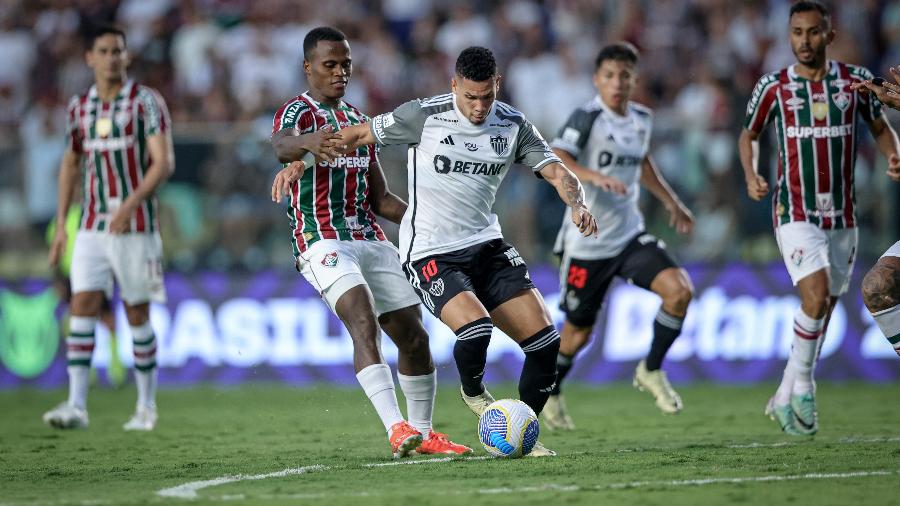 Arias e Paulinho disputam a bola em Fluminense x Atletico 