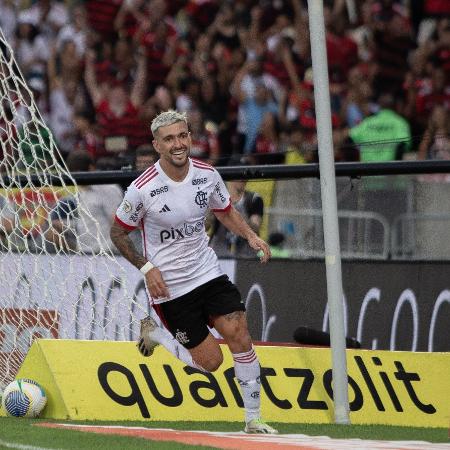 Arrascaeta comemora seu gol pelo Flamengo diante do Vasco, no Maracanã