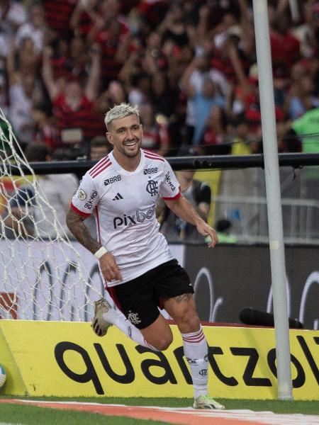 Arrascaeta comemora gol pelo Flamengo diante do Vasco, no Maracanã