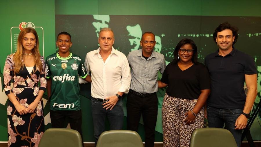 André Cury posa para foto com Estêvão, família e Leila Pereira
