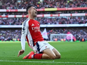 Gabriel Martinelli marca, Arsenal vence Southampton e segue perto do líder