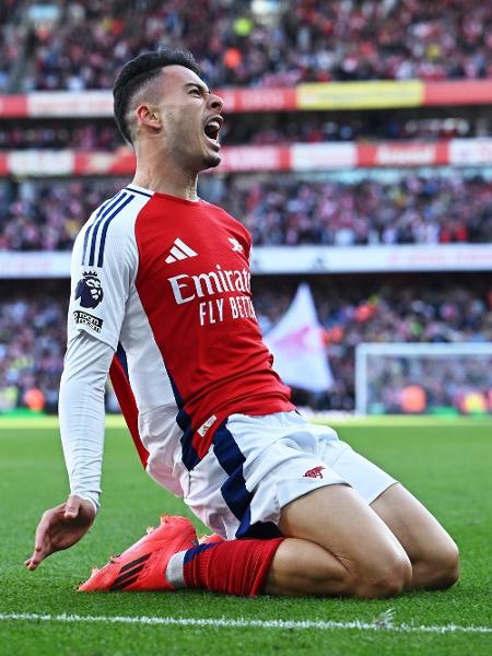 Gabriel Martinelli celebra após marcar gol pelo Arsenal diane do Southampton