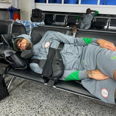 Troost-Ekong, zagueiro da Nigéria, compartilha foto em aeroporto na Líbia