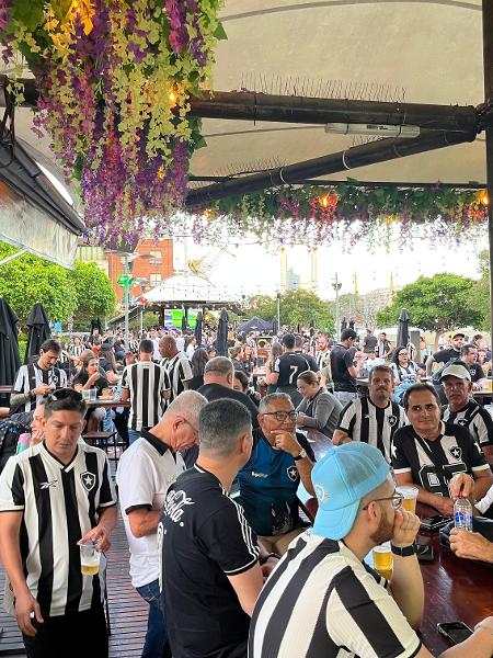 Torcedores do Botafogo em Puerto Madero: copo de chope equivale a R$ 34 no local - Bruno Braz / UOL